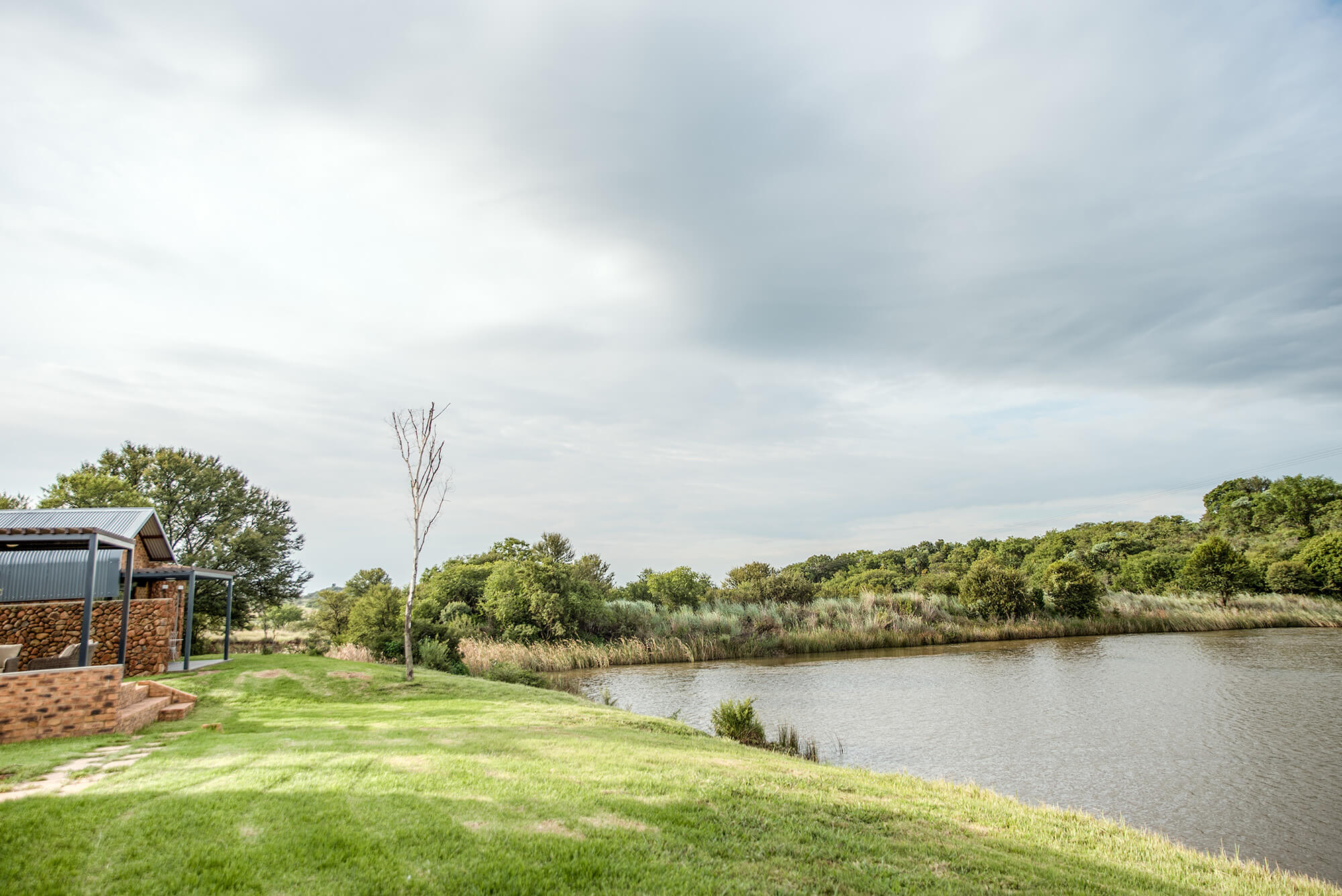 Bankenkloof-Lodge-Units-Dam-View.jpg